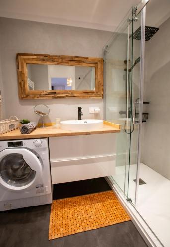 une salle de bain avec un lavabo et une machine à laver dans l'établissement HAPPY PLACE - plage - wifi, à Cogolin