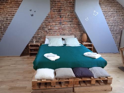een slaapkamer met een bed op een houten pallet bij Sweet home 2 in Charleroi
