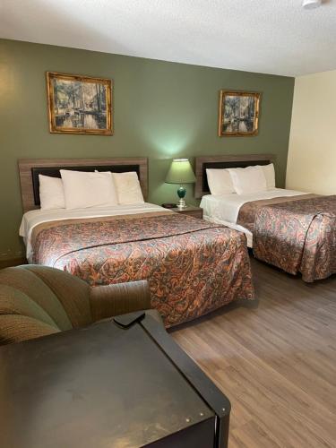 Habitación de hotel con 2 camas y TV de pantalla plana. en Scottish Inn Near the Falls and Casino en Cataratas del Niágara