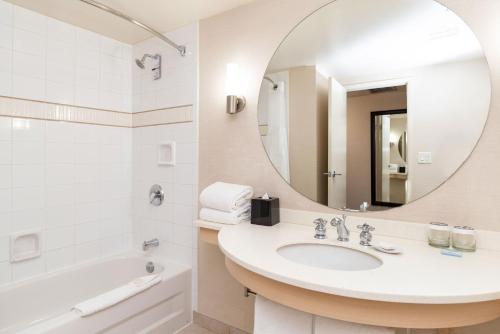 Ett badrum på Sandman Signature Vancouver Airport Hotel & Resort