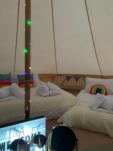 Voodi või voodid majutusasutuse Glamping central Cornwall - kingfisher toas