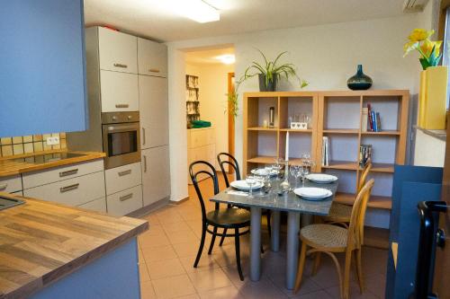 毛爾布隆的住宿－Ferienwohnung grüne Oase，厨房以及带桌椅的用餐室。