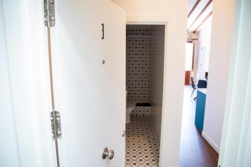 Ένα μπάνιο στο Glorieta Suites