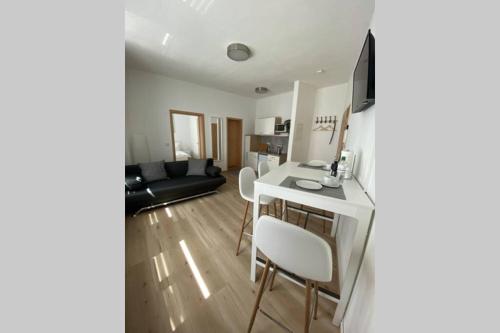 a living room with a white table and a couch at Gemütliche Ferienwohnung in zentraler Lage in Erfurt