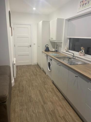 Η κουζίνα ή μικρή κουζίνα στο Wild Atlantic Way Beach Cove View Ballyara