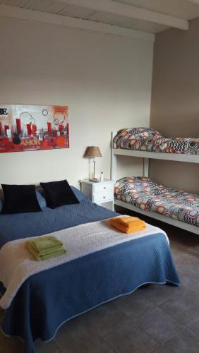 1 Schlafzimmer mit 2 Betten und 2 Etagenbetten in der Unterkunft Departamento cerca Parque Termal II Belgrano 1486 in Dolores