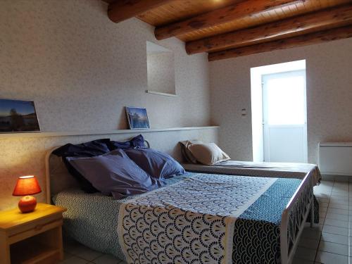 1 dormitorio con 1 cama con almohadas azules en Gîte Mézères, 6 pièces, 13 personnes - FR-1-582-330, en Mézères