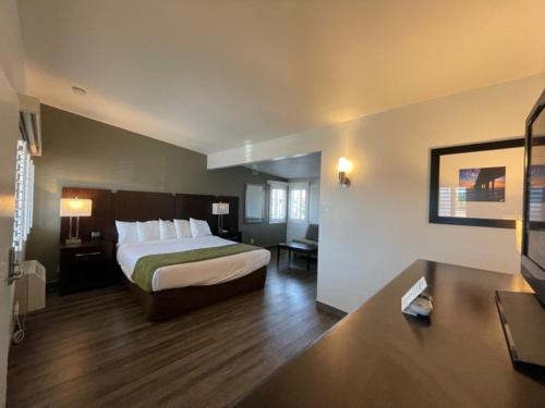 Voodi või voodid majutusasutuse Hi View Inn & Suites toas