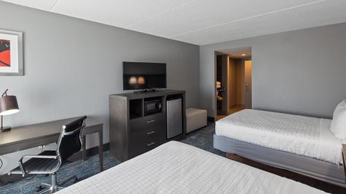 a hotel room with a desk and a bed and a desk sidx sidx sidx sidx at Best Western Carlisle South in Carlisle