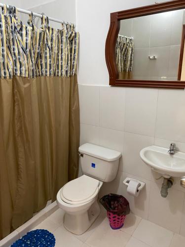 ein Badezimmer mit Toilette und Waschbecken in der Unterkunft Habitación I frente a la playa ( Bocagrande ) in Cartagena de Indias