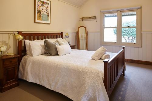 Ένα ή περισσότερα κρεβάτια σε δωμάτιο στο Tiffany's Cottages