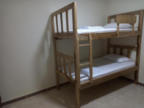 Un ou plusieurs lits dans un hébergement de l'établissement Ekolores Hostal - PARQUE DEL CAFÉ - 313-468-08-41