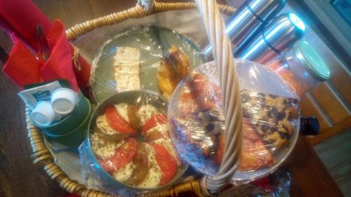 een mand vol eten in een koelkast bij 2 Yourtes au naturel in Druyes-les-Belles-Fontaines