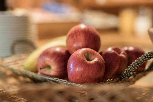 a pile of apples in a basket on a table at Pension Weirather in Imst
