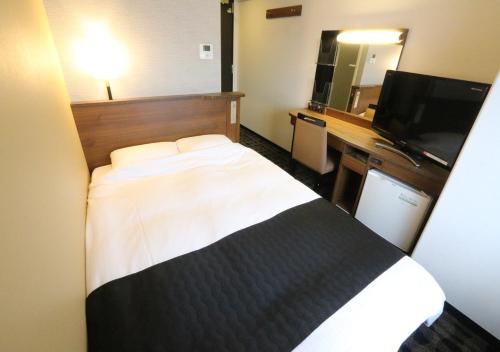 
Tempat tidur dalam kamar di APA Villa Hotel Toyama-Ekimae
