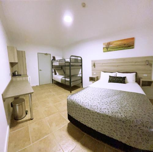 Ένα ή περισσότερα κρεβάτια σε δωμάτιο στο Childers Oasis Motel