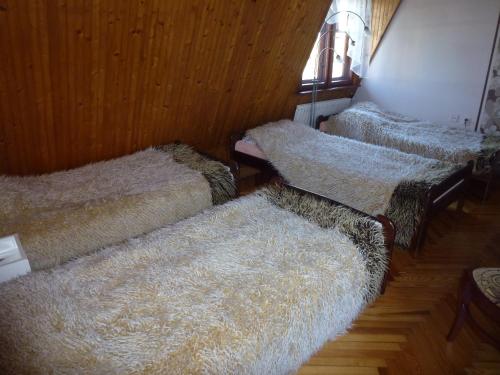 Un pat sau paturi într-o cameră la Dom z Ogrodem Darłowo do 10 osób !