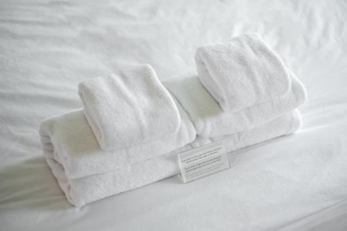 dos toallas sentadas encima de una cama en The Dearly Koh Tao Hostel-PADI 5 Star Dive Resort en Ko Tao