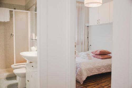 A bathroom at Ca Giardini Apartments in Biennale by Bricola Apartments
