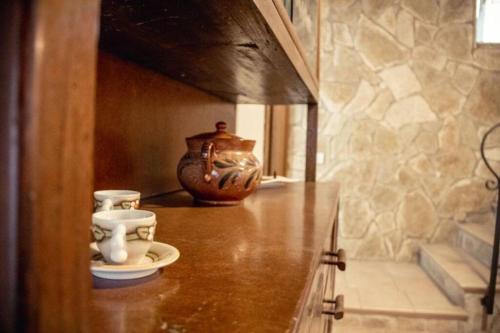 dois vasos sentados num balcão numa sala em VICOLOSEI em Colli a Volturno