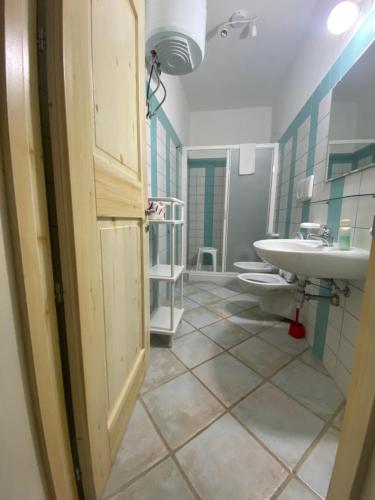 ポルト・チェザーレオにあるChiusurelle Apartmentsのバスルーム(トイレ2つ、シンク付)