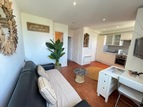 un salon avec un canapé et une table dans l'établissement appartement près du vieux port dans le quartier du panier, à Marseille