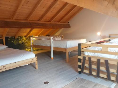 Ένα ή περισσότερα κρεβάτια σε δωμάτιο στο MAISON JARDIN ET PARKING PRIVé dans GRENOBLE