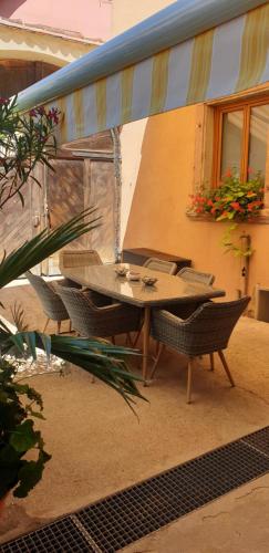 a table and chairs on the patio of a house at Chez Laurette à Bergheim in Bergheim