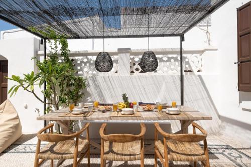 a dining room with a table and chairs at Lindian Plumeria in Líndos