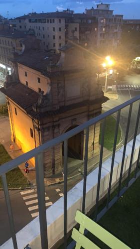 un banco en la parte superior de un balcón en Stayinbologna 3 en Bolonia