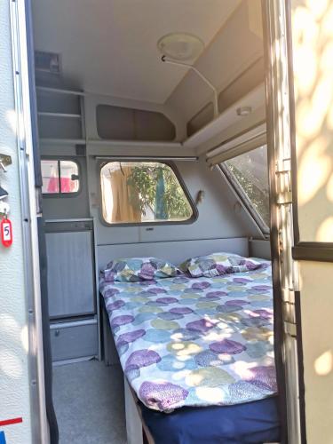 a bed in the back of an rv at Oz 2mai in 2 Mai