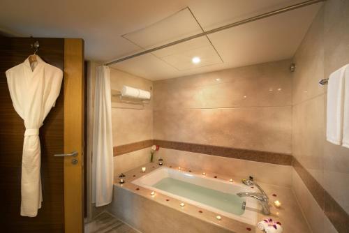 本地治里的住宿－雅閣普度切裡酒店，带浴缸和水槽的浴室