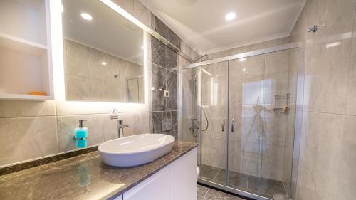 Ένα μπάνιο στο Midpoint Suites