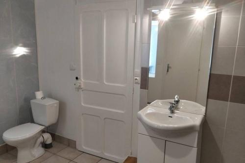 ブワンにあるLA MAISON BLEUEのトイレと洗面台を備えた白いバスルーム