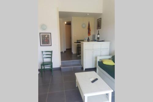 un salon avec un canapé et une table dans l'établissement Appartement résidence du golf, à Saint-Cyprien