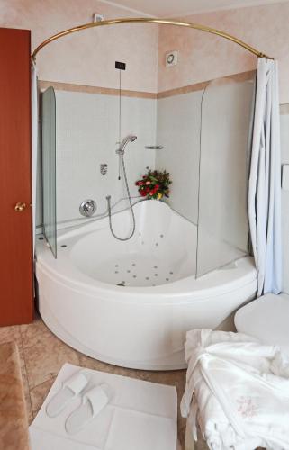 Ein Badezimmer in der Unterkunft Hotel Contà Taste The Experience