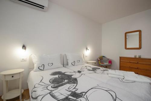 a bedroom with a bed with a drawing on it at Villa Ruza in Selina