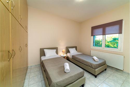 Pokój z 2 łóżkami i oknem w obiekcie Artemis apartment w mieście Gázion