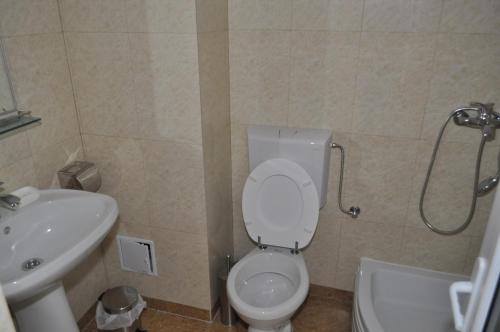 a bathroom with a white toilet and a sink at Casa Daniel Borbel in Saturn