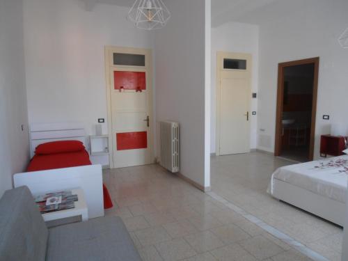 Duży, biały pokój z łóżkiem i kanapą w obiekcie B&B Timo e Rosmarino w mieście Sermide