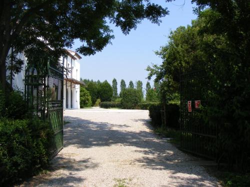 Ponte San Nicolo的住宿－Villa Gaudio，车道,房子前有门