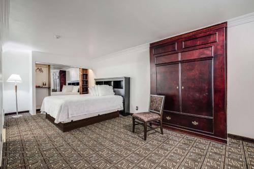 Rodeway Inn Old Town Temeculaにあるベッド