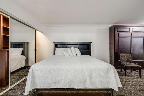 Rodeway Inn Old Town Temeculaにあるベッド