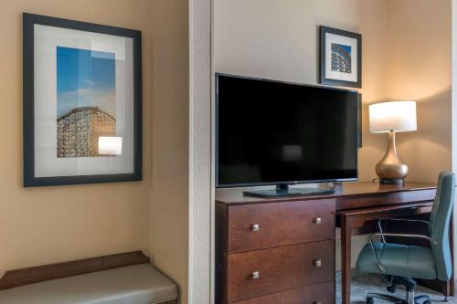 TV a/nebo společenská místnost v ubytování Comfort Suites Near Universal Orlando Resort