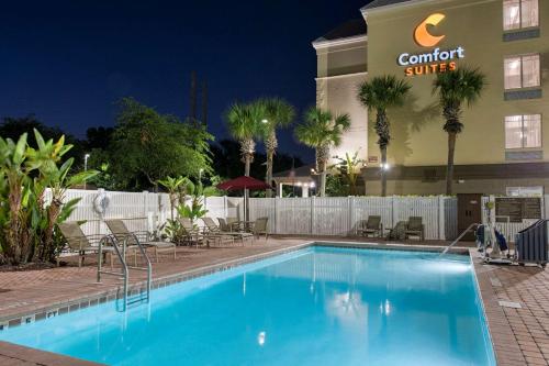 Bazén v ubytování Comfort Suites Near Universal Orlando Resort nebo v jeho okolí