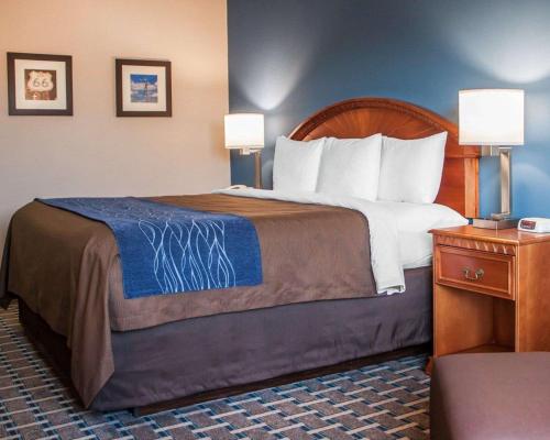 เตียงในห้องที่ Comfort Inn & Suites Weatherford