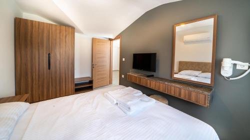 Ένα ή περισσότερα κρεβάτια σε δωμάτιο στο Midpoint Suites