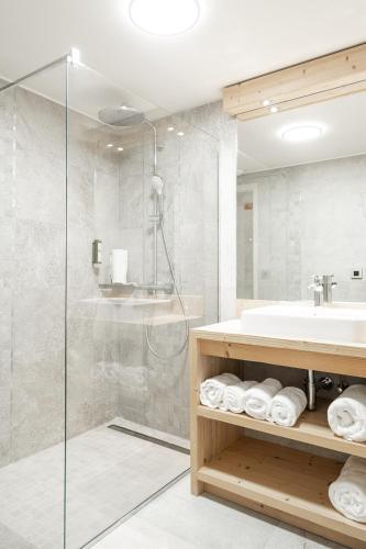 une salle de bain avec un lavabo et une douche dans l'établissement Chalet familial Fleurs des Bois - Rochebrune, à Megève