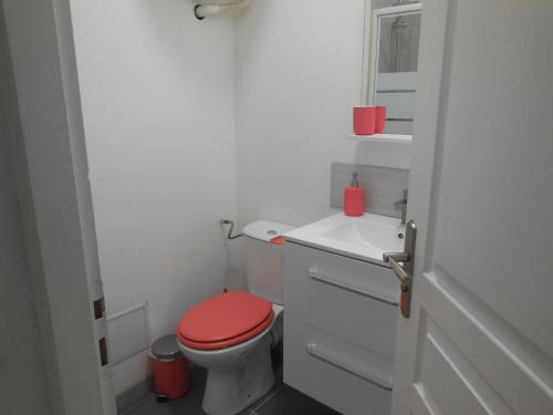 a bathroom with a red toilet and a sink at Beau 2 pieces Vieux port de Marseille in Marseille