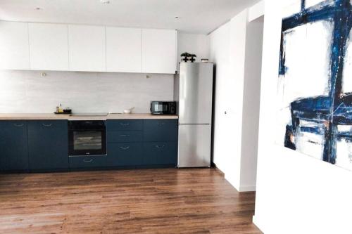 Kuchyňa alebo kuchynka v ubytovaní Apartamento recién reformado en primera línea con vistas a la playa de la Almadraba